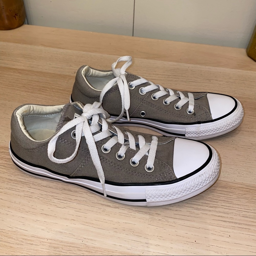 Converse Chuck Taylor Low Top Womens Size 7 Sneaker